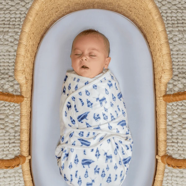 Aden + Anais™ Essential S Easy Swaddle™ Pucksack 1.5 TOG 3-pack Scandinavian Sky Velboa 0-3 Meses 5 Aden + Anais™ Essential S Easy Swaddle™ Pucksack 1.5 TOG 3-pack Scandinavian Sky Velboa 0-3 Meses - Imagen 3