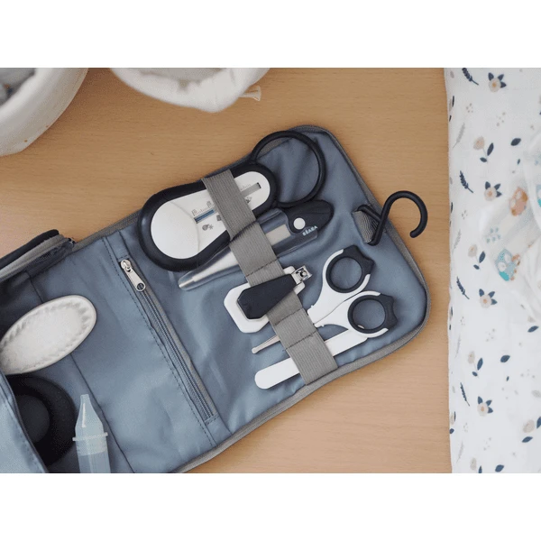 BEABA ® Neceser De Viaje Para Bebé Con 9 Accesorios Azul Oscuro 4 BEABA ® Neceser De Viaje Para Bebé Con 9 Accesorios Azul Oscuro - Imagen 2