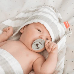 Done By Deer ™ Toalla De Baño Con Capucha Stripes Sand -Tienda De Cuidado Del Bebé done by deer toalla de bano con capucha stripes sand a395027 3