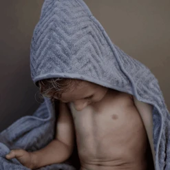 FILIBABBA Toalla De Baño Con Capucha Zigzag Powder Azul -Tienda De Cuidado Del Bebé filibabba toalla de bano con capucha zigzag powder azul a411066 4