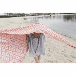 KipKep Toalla De Baño Blenker 170 X 100 Cm Emberglow Red -Tienda De Cuidado Del Bebé kipkep toalla de bano blenker 170 x 100 cm emberglow red a297030 3